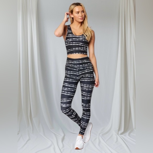 🆕Scorpio Sol Black and White Textured Leggings - Picture 3 of 15